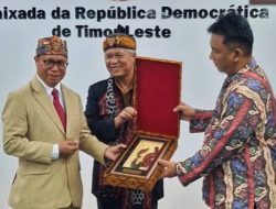 Abah Anton : Setelah menerima Pusaka kujang dan Iket Sunda , Dubes Timor Leste Roberto berhak di panggil Sebagai “Akang”