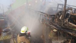 Kebakaran KM Sukses Hasil Cemerlang II Berhasil Dipadamkan