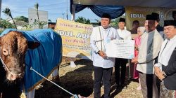 Bupati Bogor Serahkan Hewan Kurban Bantuan Presiden RI kepada DKM Masjid Raya Nurul Wathon