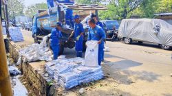 Pasukan Biru Pulo Gadung Bersihkan Saluran di Area UPT PPPA
