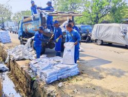 Pasukan Biru Pulo Gadung Bersihkan Saluran di Area UPT PPPA