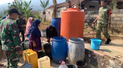 Tanggap Dampak Kemarau, Kodim 0610/Sumedang Salurkan Ribuan Liter Air Bersih untuk Warga Pamulihan