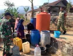 Tanggap Dampak Kemarau, Kodim 0610/Sumedang Salurkan Ribuan Liter Air Bersih untuk Warga Pamulihan