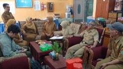 H. TATANG KOSWARA, SKM, S.Kep, Ners. MM PIMPIN TEAM SURVELEN PUSKESMAS PAYUNGSARI KE SDN 1 JAYAGIRI