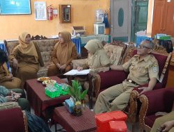 H. TATANG KOSWARA, SKM, S.Kep, Ners. MM PIMPIN TEAM SURVELEN PUSKESMAS PAYUNGSARI KE SDN 1 JAYAGIRI