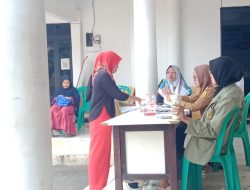 Warga Pemdes Puspasari Sambut Antusias Pembagian Beras Bulog 