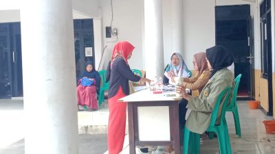 Warga Pemdes Puspasari Sambut Antusias Pembagian Beras Bulog 