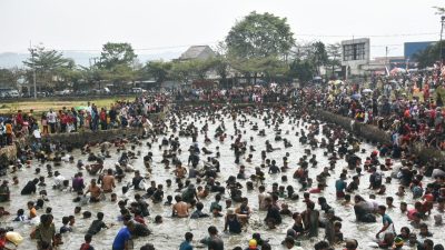 Ribuan Warga Serbu Kolam Al Kamil, 1,5 Ton Ikan Ditebar untuk Meriahkan HUT RI